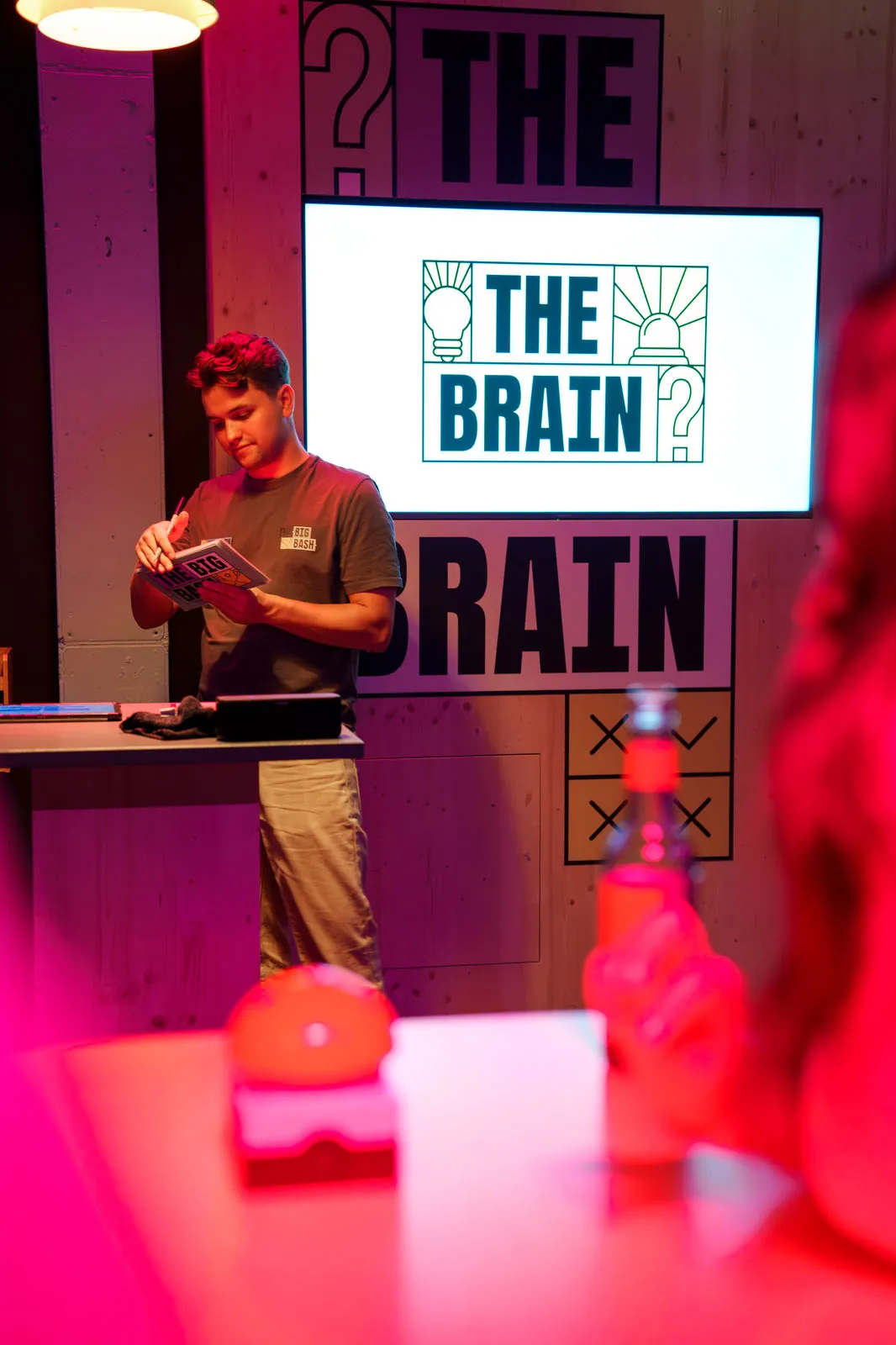 Gameshow-Moderator:in bei Mobile Bash Gameshow-Moderator:in von The Big Bash führt durch die Spielrunde – bei Mobile Bash direkt bei euch vor Ort