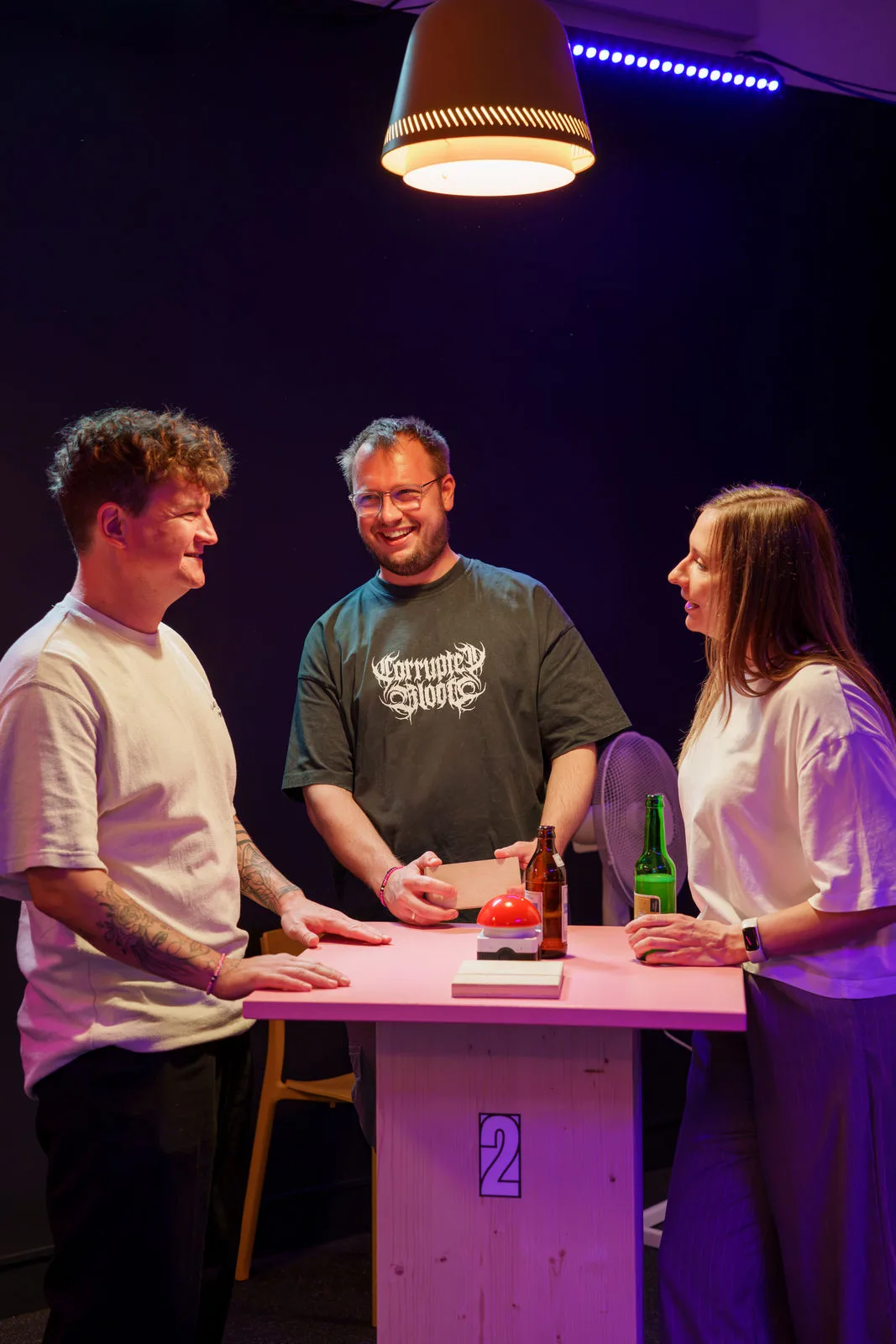 Kolleg:innen lachen gemeinsam am Quiztisch bei The Big Bash