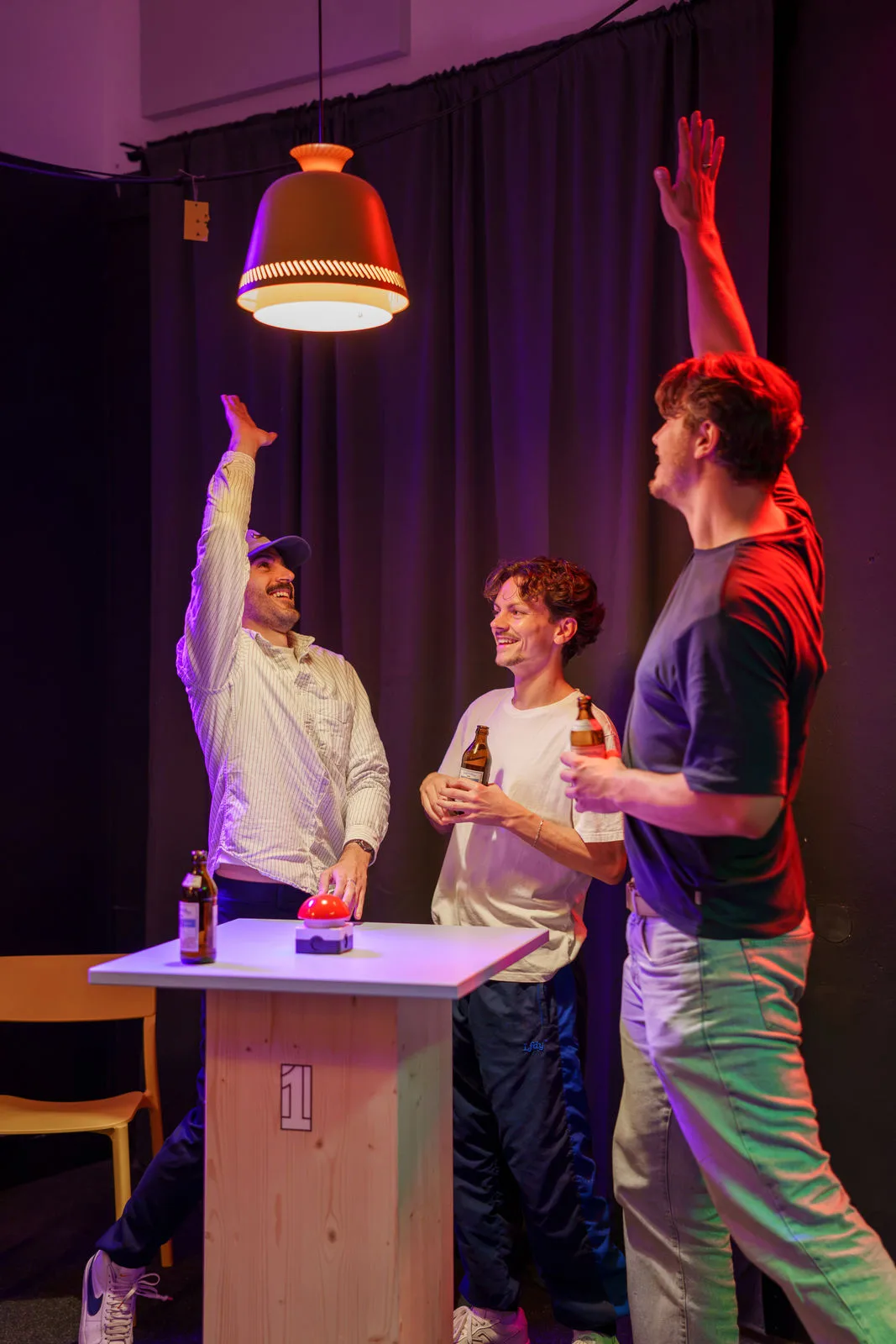 JGA-Gruppe jubelt nach einer gewonnenen Quizrunde