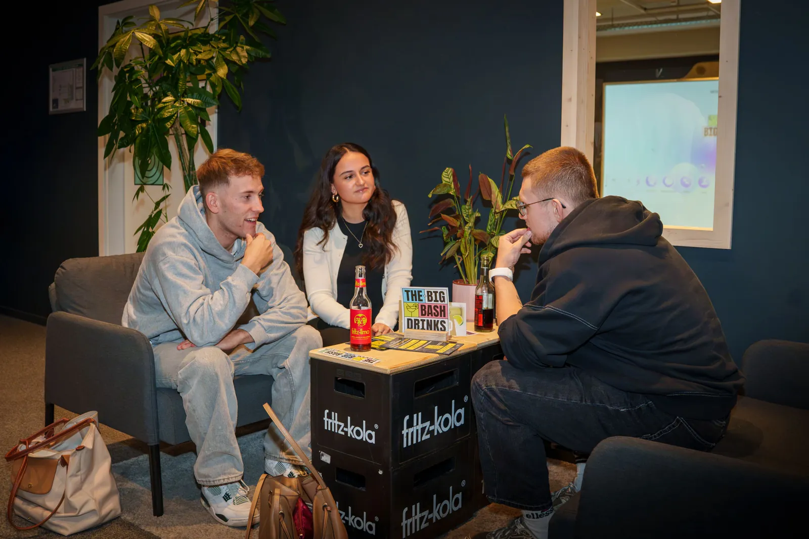 Gruppe entspannt mit Getränken in der Lounge