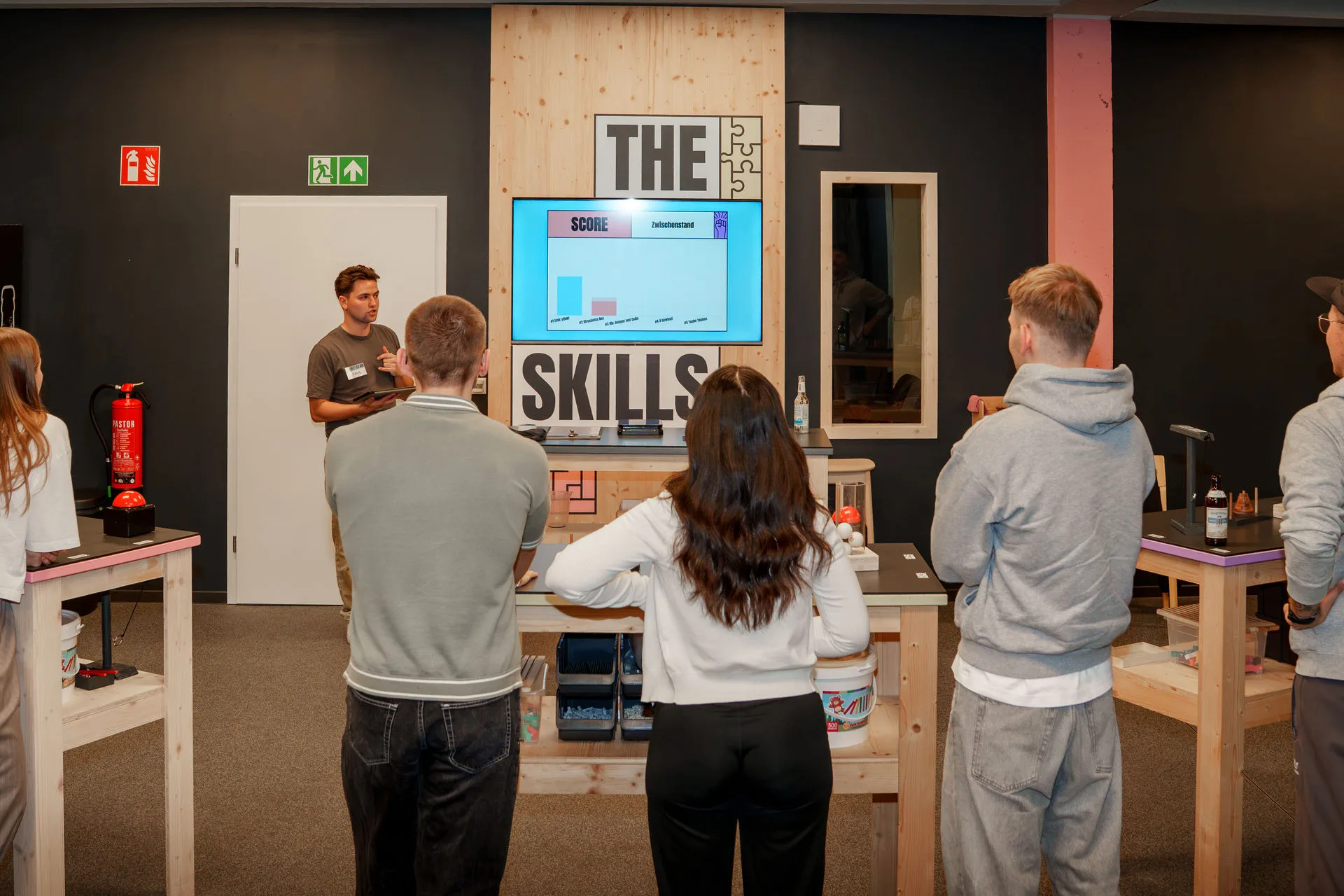 Moderator und Scoreboard im Raum The Skills